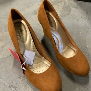 New in box Ladies wedge shoes.